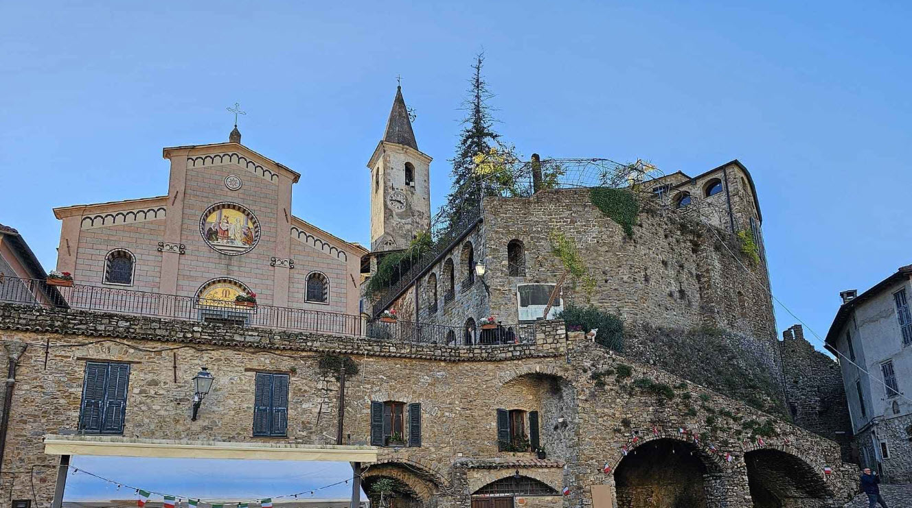 Castello Della lucertola, Italy